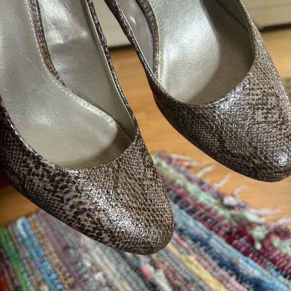 Bandolino Snakeskin Pattern Heels - Brown 10M - Picture 13 of 14